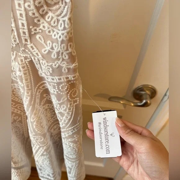 NWT WINDSOR Unique White and Nude Lace Dress, Women’s Size S - Picture 4 of 9